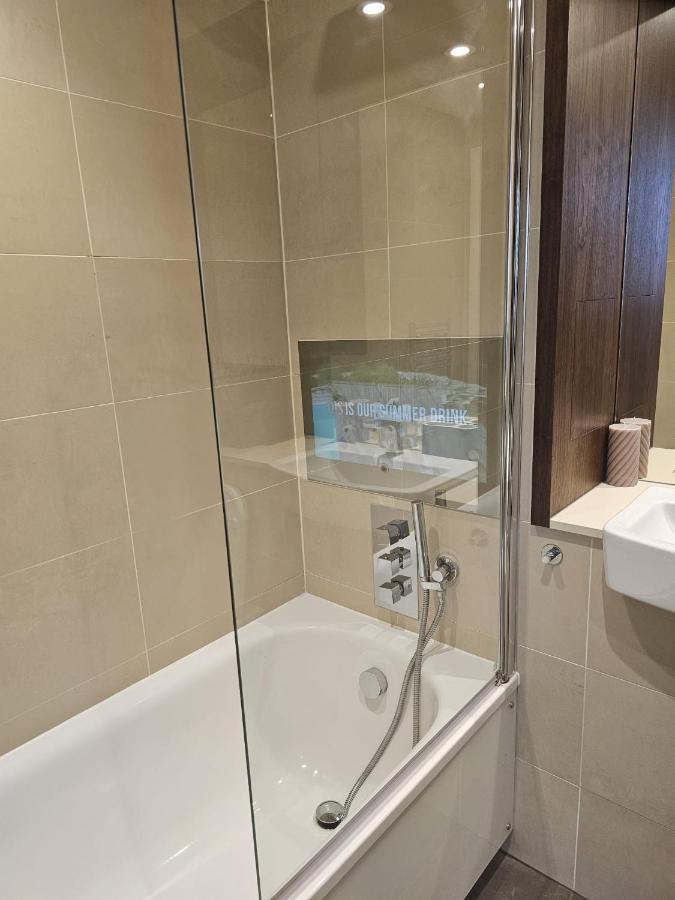 2 Bed Luxurious Apartments Canary Wharf Londen Buitenkant foto
