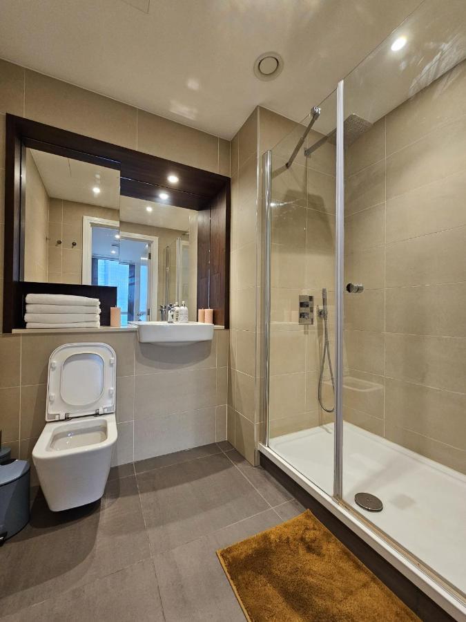 2 Bed Luxurious Apartments Canary Wharf Londen Buitenkant foto